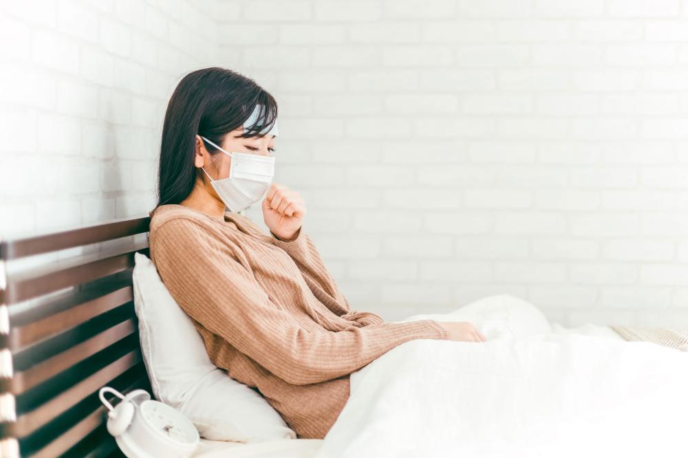 femme avec un masque